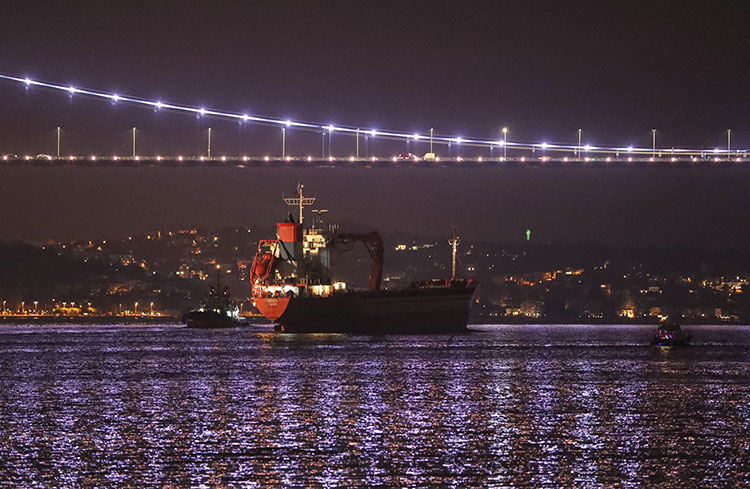 İstanbul Boğazı’nda gemi trafiği yeniden başladı