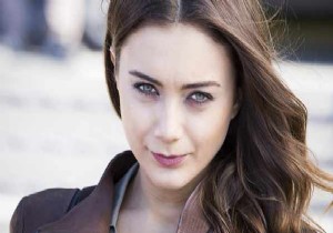 Damla Sönmez  En İyi Kadın Oyuncu  ödülünü kazandı!