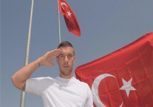 Podolski, Şehitler İçin Twitter da Fotoğraf Paylaştı!