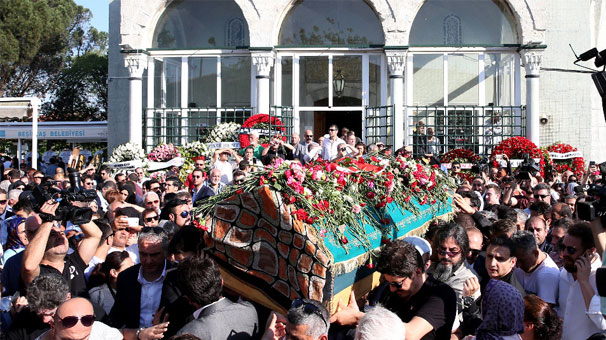 Oya Aydoğan ın cenazesinde selfie çılğınlığı