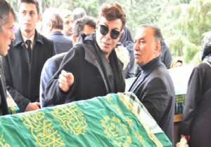 Fatih Ürek annesini acı içinde uğurladı!