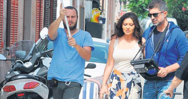 Özcan ve Nurgül’e şemsiyeli koruma