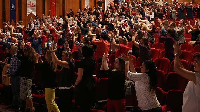 500 kadın obeziteye dikkat çekmek için zumba yaptı!