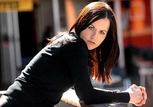 Dolores O Riordan, bir hostes ve polis memura saldırdı!!