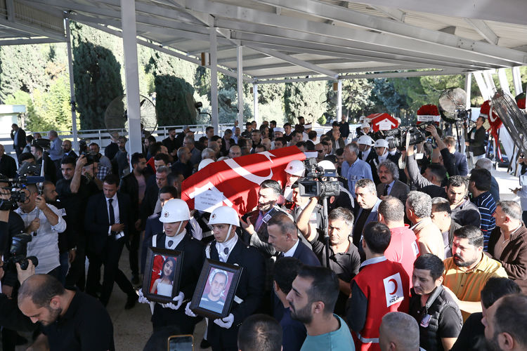 İstanbul daki terör saldırısında hayatını kaybeden baba kızın cenazeleri Adana da defnedildi
