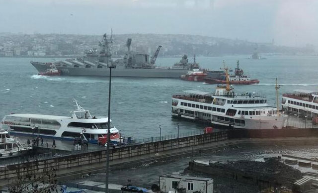 İstanbul Boğazı nda Rus savaş gemisi sürüklendi