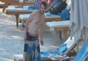 Halil Sezai RENKLİ Şalvarıyla Plajda Güneşlendi!