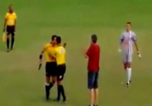 Yok artık dedirten olay...Hakem silah çekti!