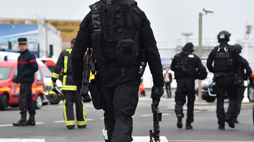 Paris te polise saldırı