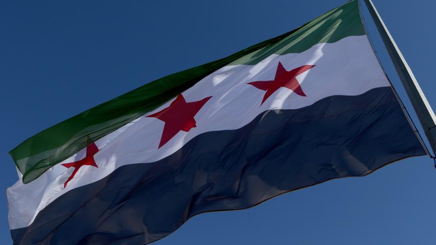 Türkiye sınırına devrim bayrağı asıldı