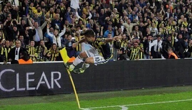 Diego Ribas sevinirken direği kırdı!