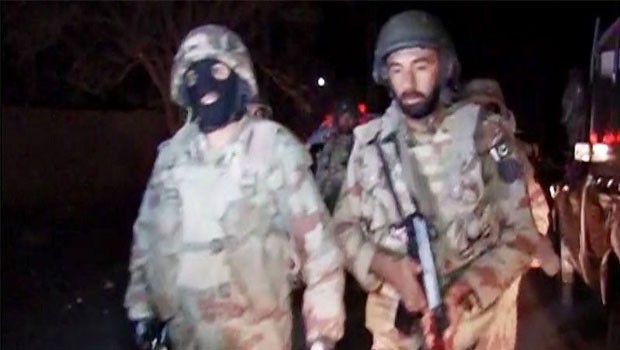 Ülke şokta! Polislerin arasına dalıp saldırı düzenlediler!