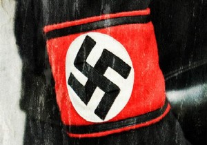 İsveç te resmi binaya Nazi bayrağı...