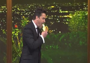 Beyaz Show Yayında  Irkçılığa Muzlu Protesto  İZLE...