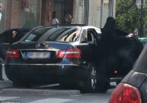 Ünlü Model Kara Çarşafa Bürünerek Estetik Oldu!