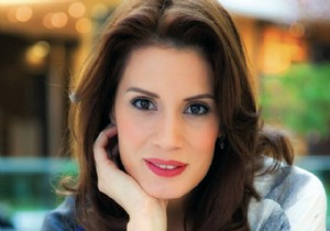 Ayça Varlıer erkekleri gözlemlemek için sokaklarda!