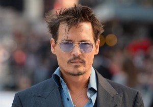 Şok! Johnny Depp Sahneye Sarhoş Çıktı!