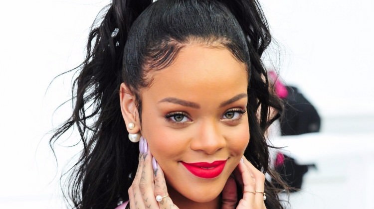 50 öğrenciye Rihanna dan burs!