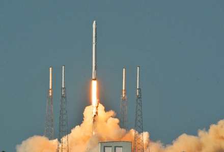 Bir ilk! SpaceX in Falcon 9 roketi indi!