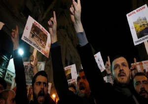 Rusya nın Türkmenlere saldırıları protesto edildi!