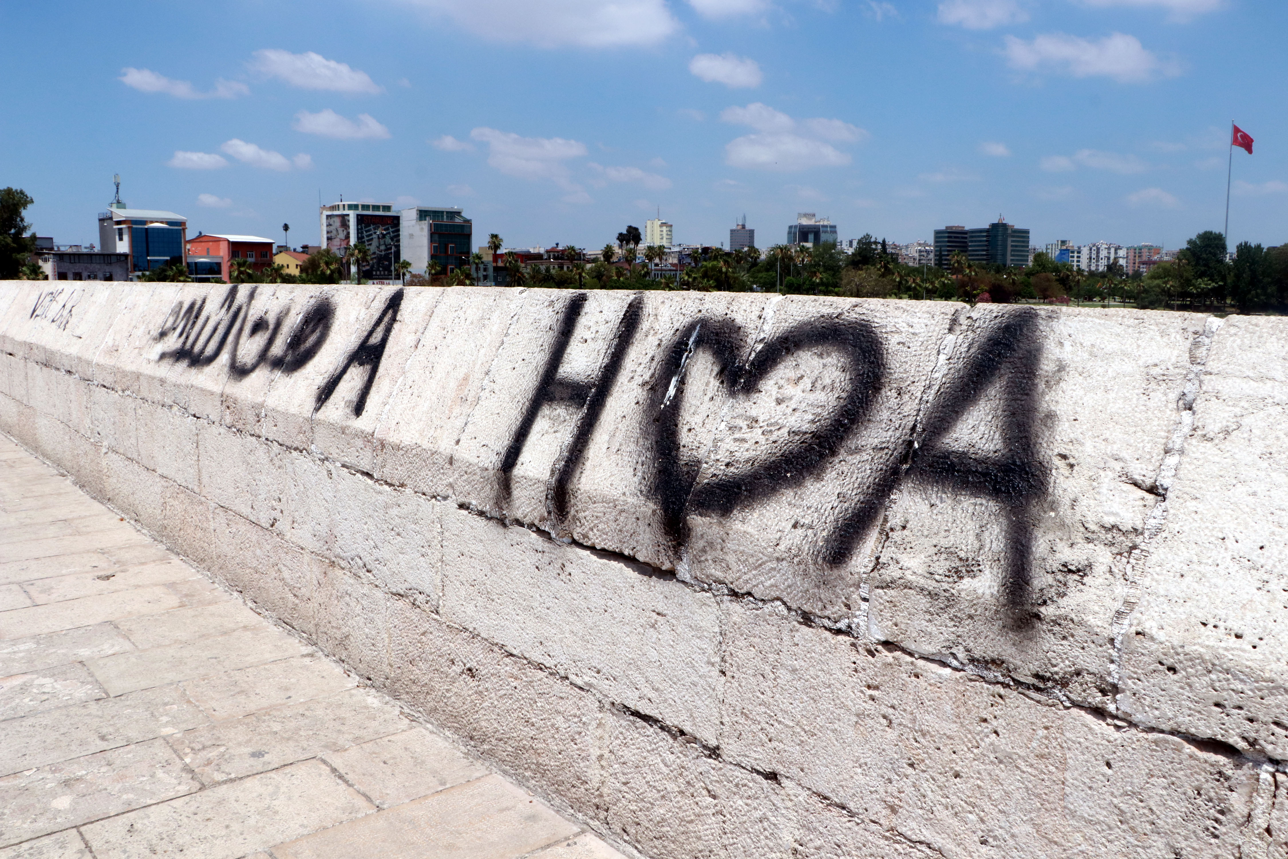 16 asırlık köprüye yine sprey boyayla yazı yazdılar