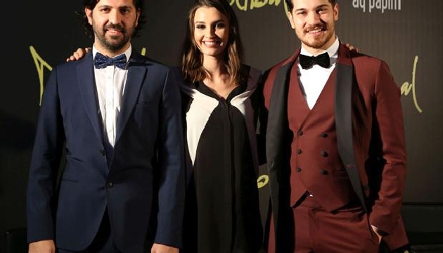 Çağatay Ulusoy İzmir de hayranlarıyla selfie çekti!