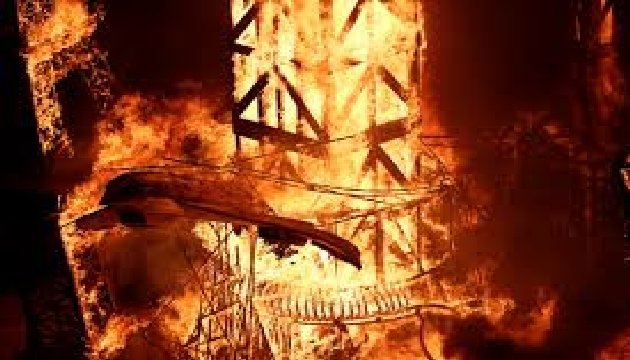  Las Fallas Festivali nde dev kuklalar ateşe verildi