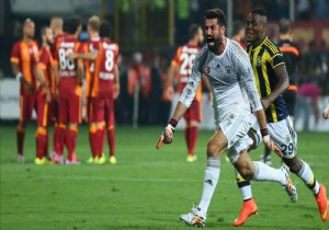 Volkan Demirel ile Emenike birbirine girdi!  Biraz ciddi olalım beyler 