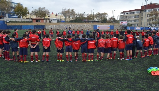  Futbolcu fabrikası  gibi kulüp
