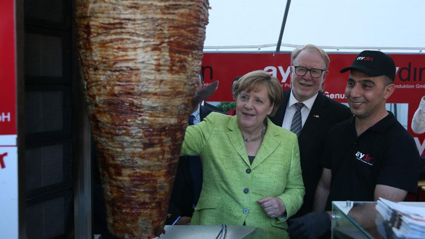Merkel döner kesti