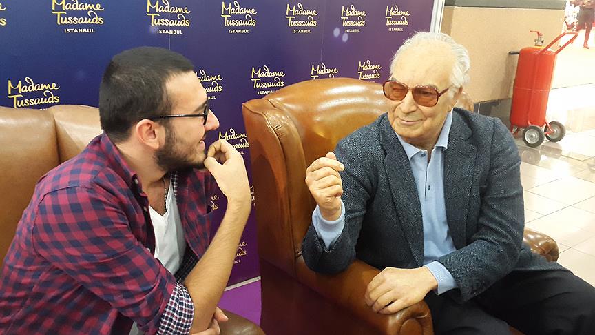Yaşar Kemal in heykeline büyük ilgi!