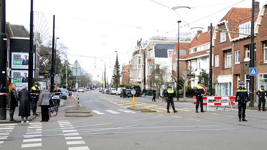 Hollanda polisi yolu kapattı