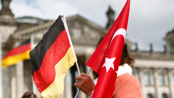 Almanya Türk diplomatı çağırdı!