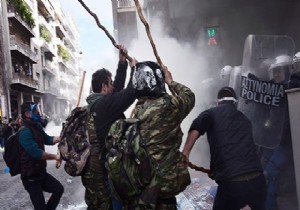 Yunanistan da çiftçiler ve polisler çatıştı!