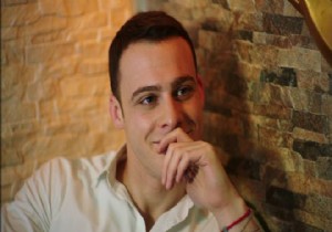 Kerem Bursin Kitabını Elinden Düşürmüyor!