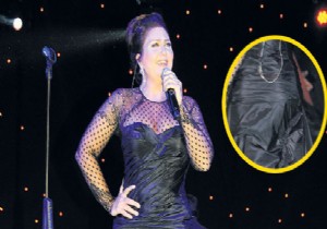 Sibel Can ın elbisesi yırtıldı!