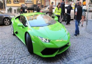 Caner Erkin den eşi Asena ya Lamborghini Hediye!!