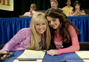 Miley Cyrus ve Selena Gomez Neden Birbirine Girdi ?