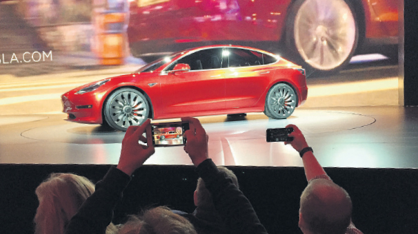 Yeni Tesla Otomobili Sipariş Rekoru Kırdı!