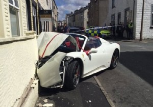 Kiralık Ferrari ne hale geldi!