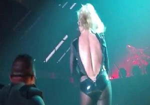 Spears a fermuar dayanmadı!
