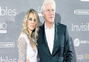 Richard Gere genç sevgilisiyle!