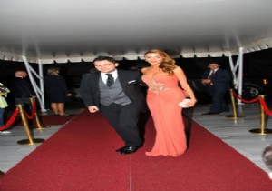 Özge Ulusoy dan muhteşem parti!