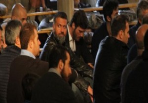 Kıvanç Tatlıtuğ  Eyüp Sultan Camii’nde gözleri doldu!
