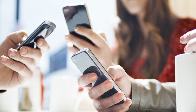 Akıllı Telefon Kullanırken 5 Dakikada Bir El Değiştirmeli!