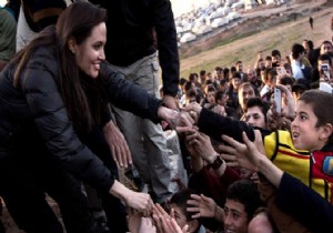 Jolie, hem yürekleri dağladı, hemde Avrupalıları böyle utandırdı!