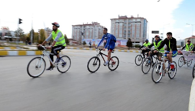 Diyabete Dikkati Çekmek İçin 15 Km Pedal Çevirdiler!