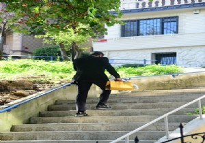 Kenan İmirzalıoğlu çiçeğiyle Sinem e koştu!