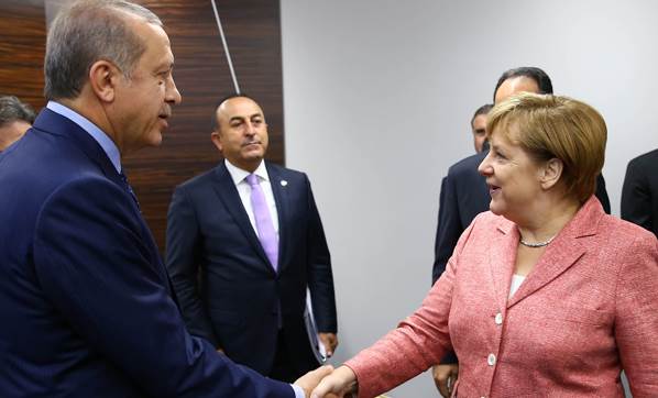 FLAŞ! Merkel geri adım attı!