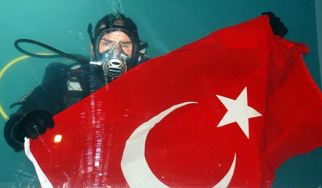 Dünya rekortmeni şehitler için dalacak